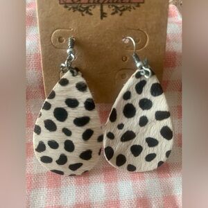 ⚡️Flash Sale⚡️ Black & Cream Spotted Print Earrings lightweight & fun!